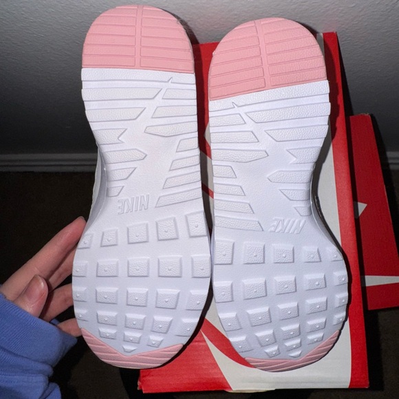 NEW Nike White and Pink Sneakers with Air Cushioning and Textured Sole - Picture 7 of 12